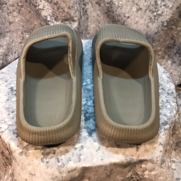 Men’s Size 7/8 Grey Slide Sandals, Soft, Flexible & Supportive ☀️NWOT☀️ - Picture 3 of 6